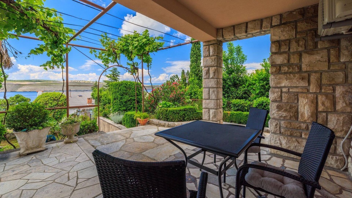 Jadranovo Apartment | Green terrace just 100 metres from the beach