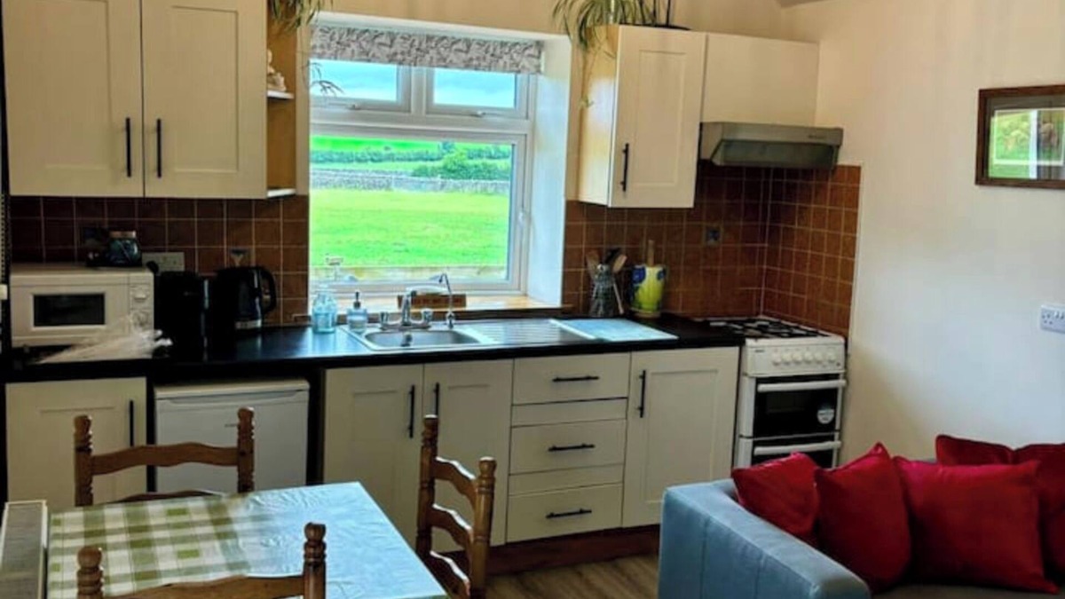 Inishmacatreer Cottage | Greenacres Mews A charming,quaint Cottage