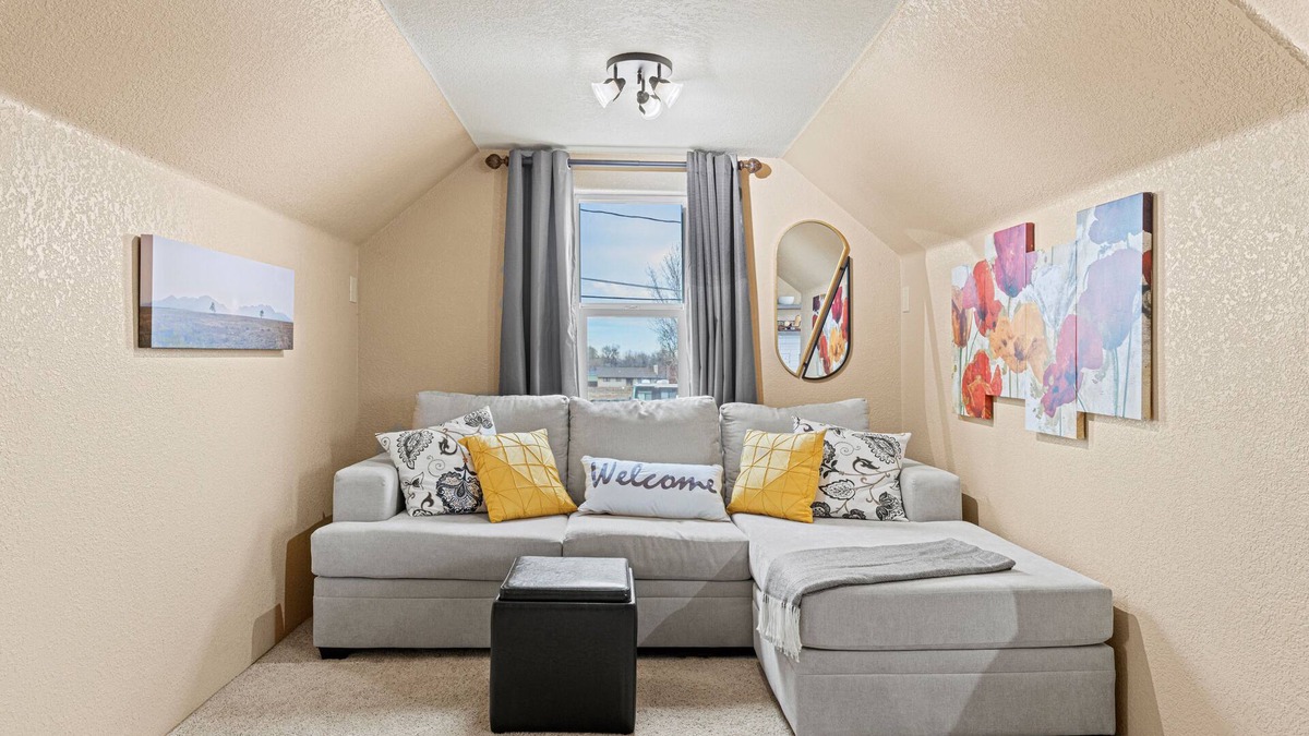 Dupont House | Greener Pastures Getaway - Downtown Frederick - 30 minutes to Boulder/Denver!