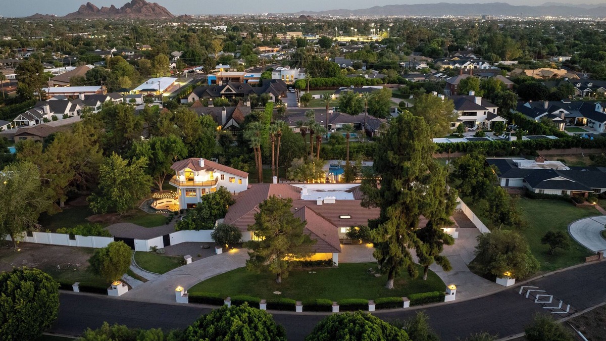 Arcadia House | Greenhaven by LuxeKey | 1.5 Acre Sprawling Estate w/Fenced Pool & Mountain Views