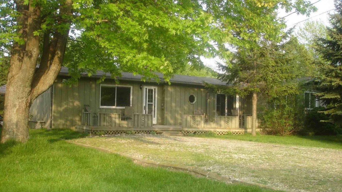 Zurich Cottage | Greenlodge Cottage - Grand Bend, Ontario, Canada