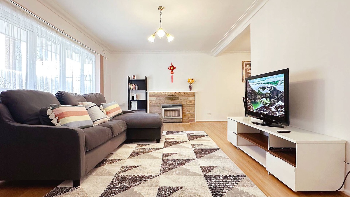 Greensborough House | Greenmeyer Retreat/Near Train Station/Shopping