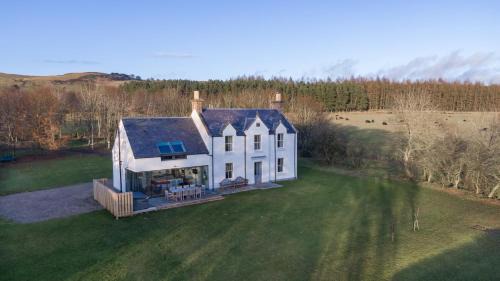 Kirriemuir House | Greenmyre Farmhouse with Hot Tub