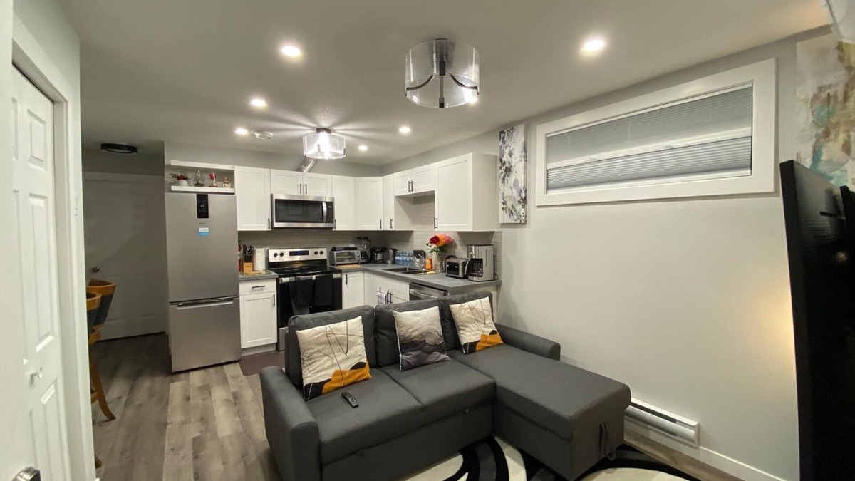 Regina House | Greensville 2Bedroom, 3Bed Spacious, Cozy Guest Suite in the Greens, East Regina