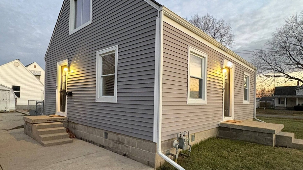 Mattoon House | Greenwave Cottage-Fully furnished 3 Bedroom home on the west edge of Mattoon