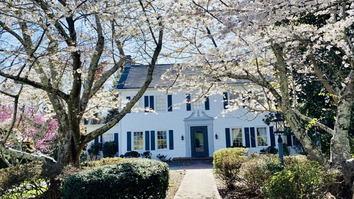 High Point House | Greenway Manor Updated 6BR Historic Luxury Close to HPU and Furniture Market