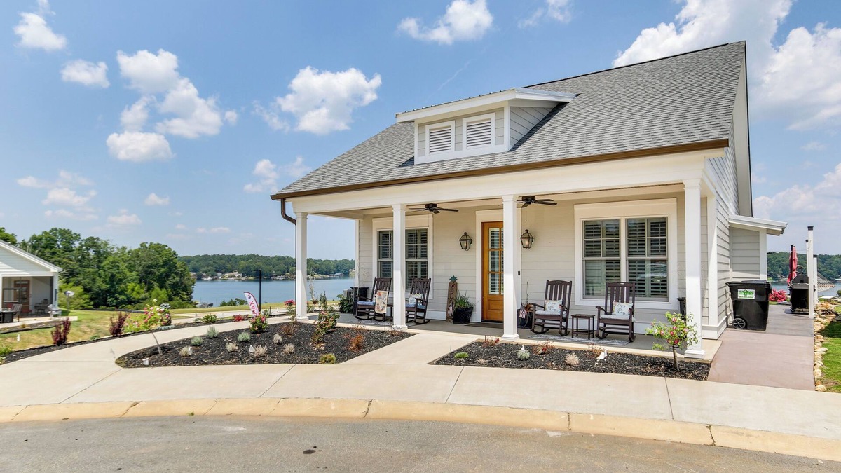 Greenwood Cottage | Greenwood Getaway w/Furnished Patio & Lake View