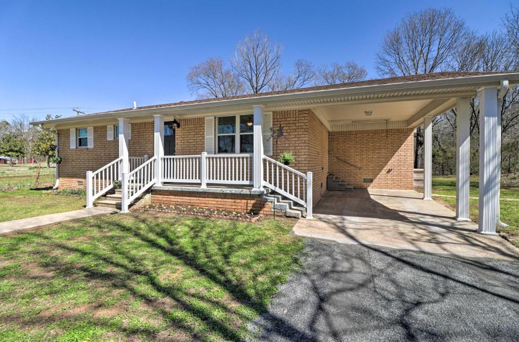 Higden House | Greers Ferry Home with Yard, Less Than 1 Mi to Marina!