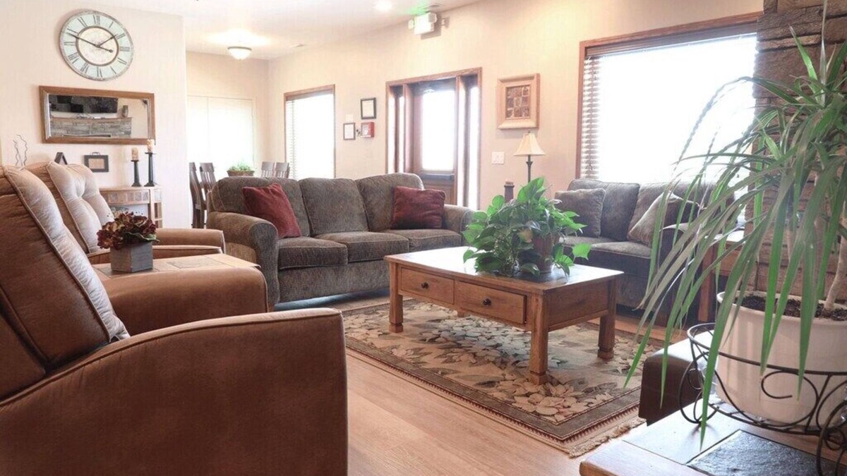 Heyburn House | Greystone Crossing Suite #5