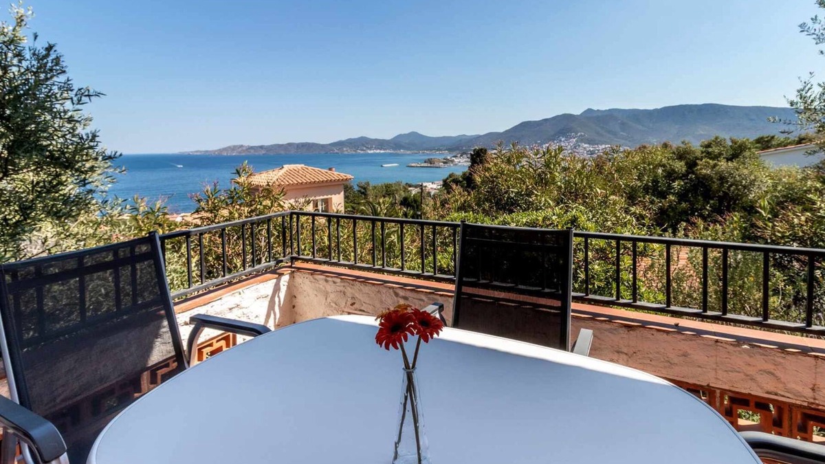Llanca Apartment | Grifeu 6 Bright apartment with terrace and views