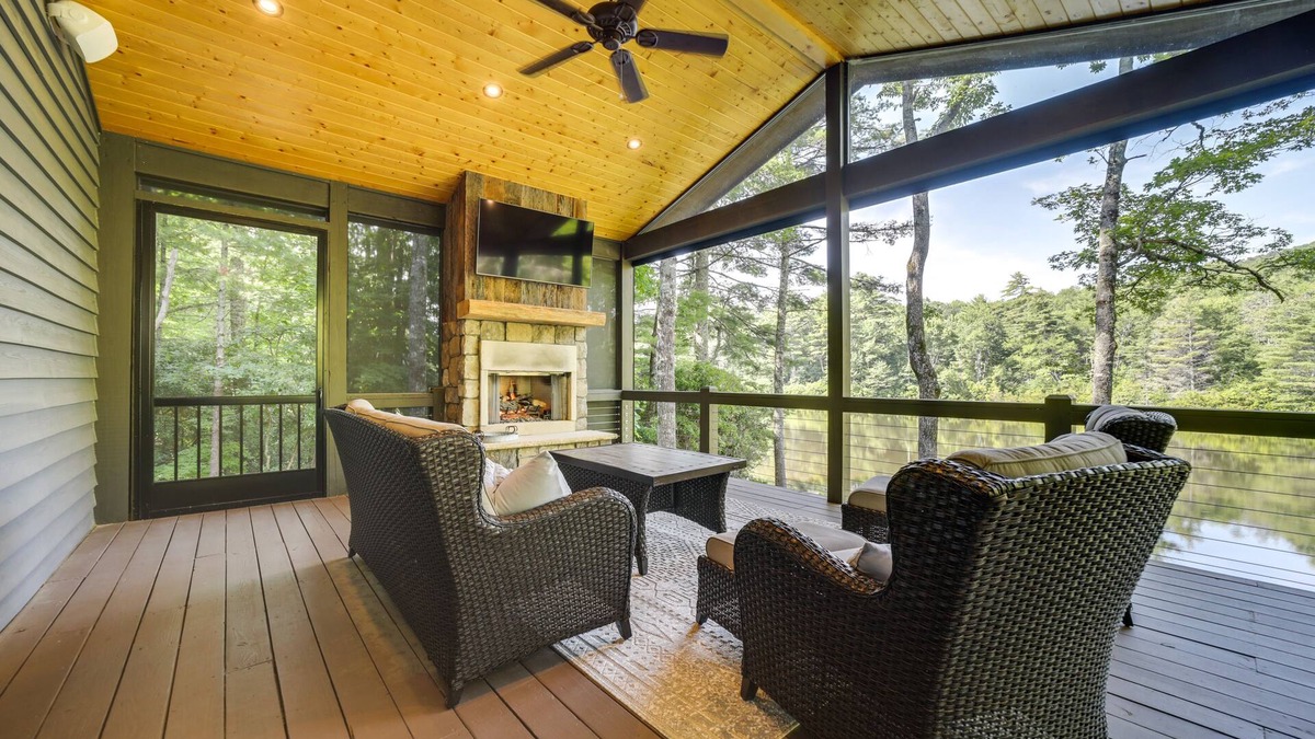 Glenville House | Grill + Water Views: Chinquapin Resort Home