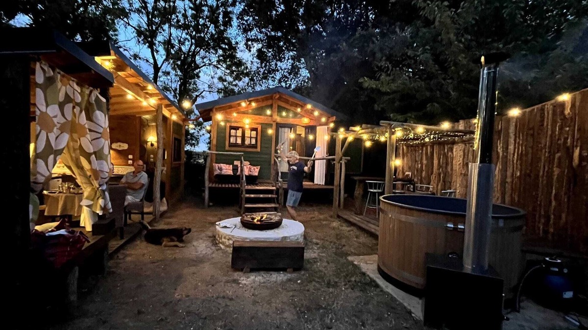 Beurlay Cabin | Grisette's home, its Norwegian bath, its brazier and its animals
