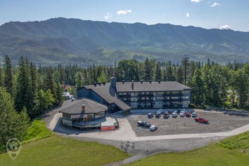 East Kootenay Apartment | Griz Inn by StayIn
