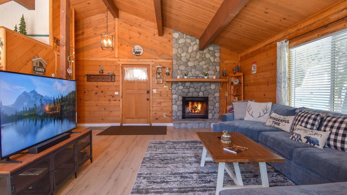 Green Valley Lake Cabin | Grizzly Cabin - Sledding, fire pit, BBQ, dog friendly!