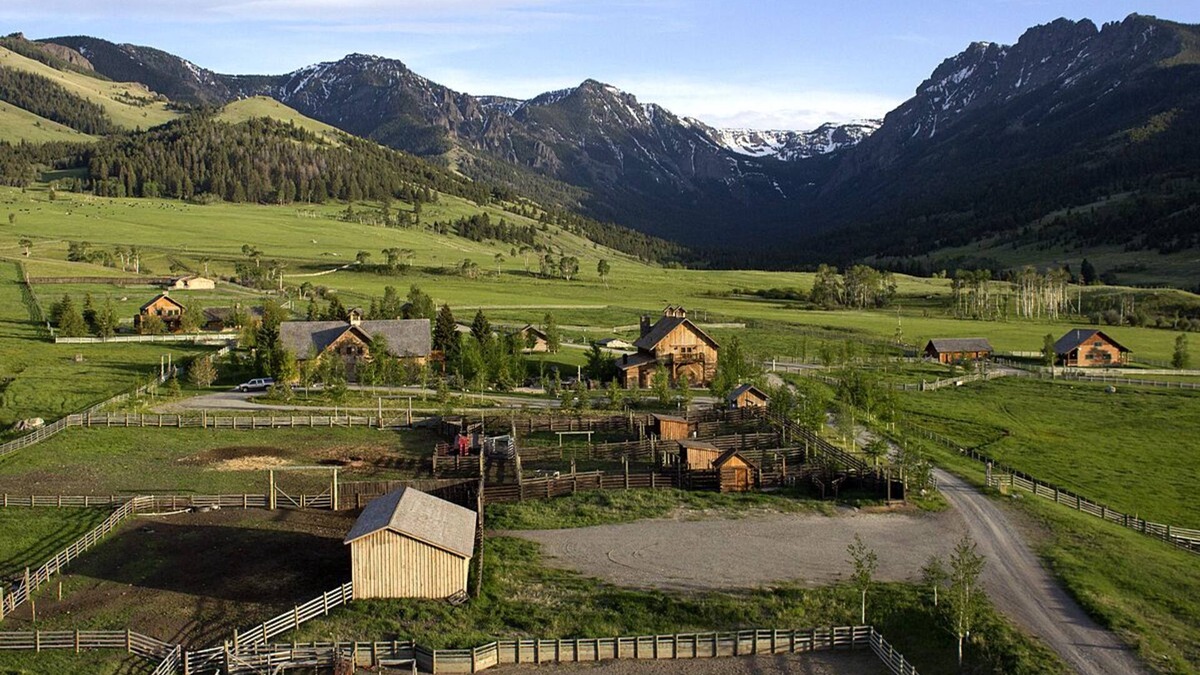 Emigrant Cabin | Grizzly Creek Ranch-Stunning, rustic elegant ranch retreat near Yellowstone!