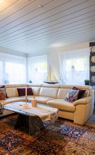 Bad Saarow Apartment | Große Helle Wohnung am Wald in Bad Saarow Nahe Grünheide und Berlin Souterrain