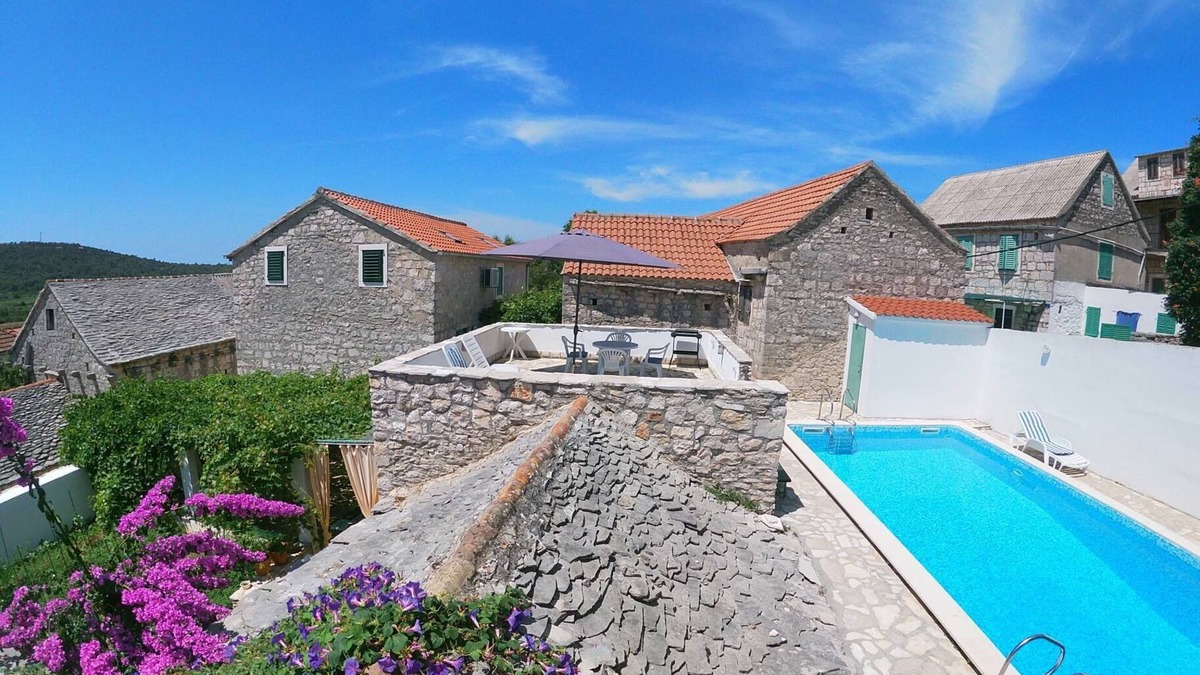 Srednje Selo Villa | Grohote: Heritage family house