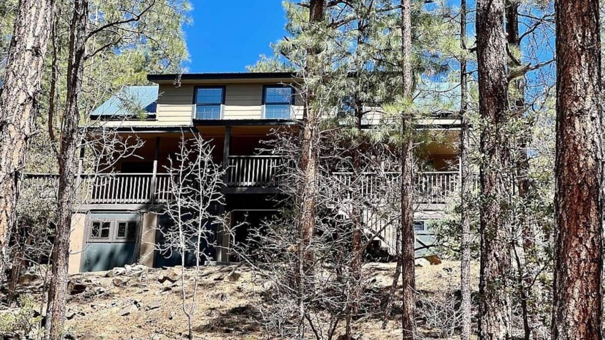 Groom Creek Cabin | Groom Creek 3-bedroom cabin with hot tub