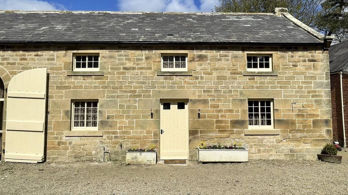 Hallington Villa | Grooms Cottage - Three Bedroom Villa, Sleeps 6