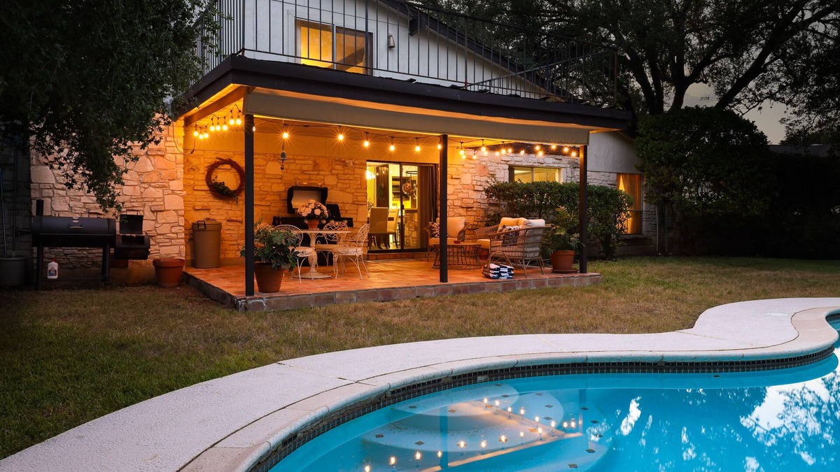 Universal City House | Groovy - A Birdy Vacation Rental