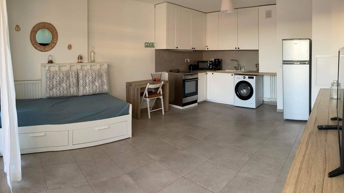 La Fare-les-Oliviers Apartment | Ground floor apartment with private parking