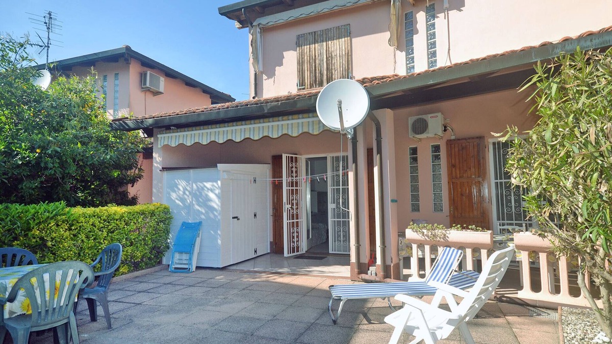 Lido delle Nazioni House | Ground floor cottage with garden