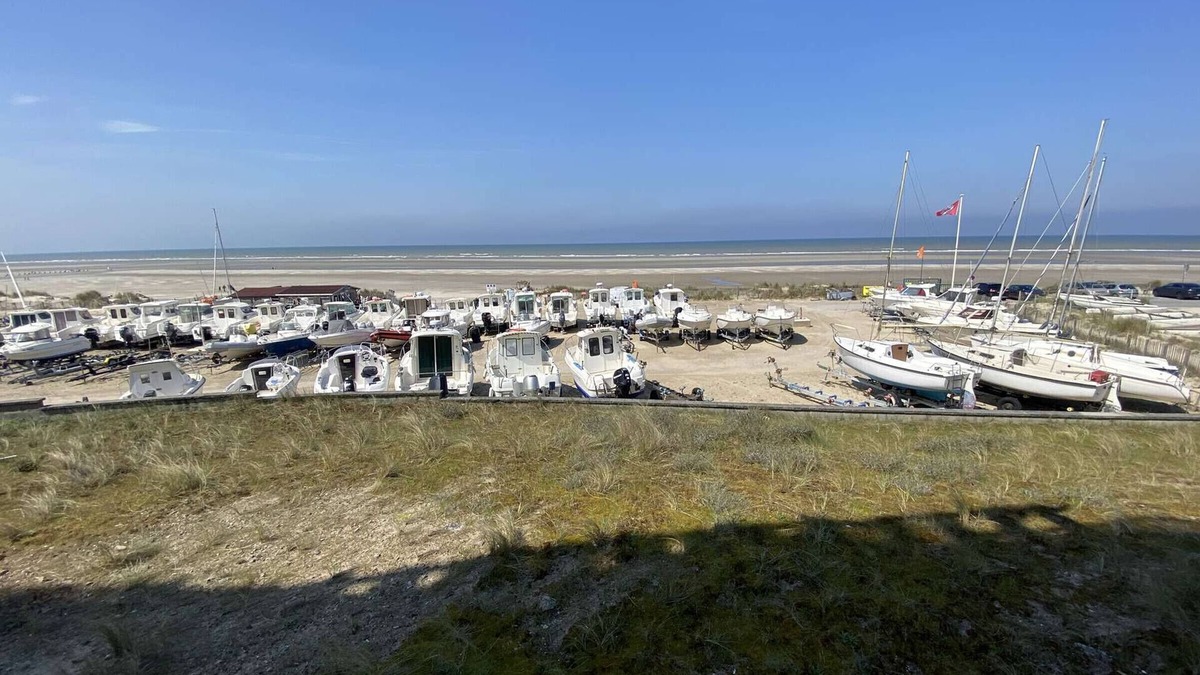 Merlimont-Plage Apartment | Ground floor apartment facing the sea with balcony and private parking
