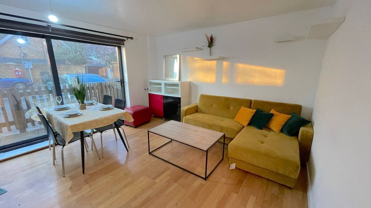 Heston Central House | Ground Floor apartment 2 min walk from Hounslow West Train Station