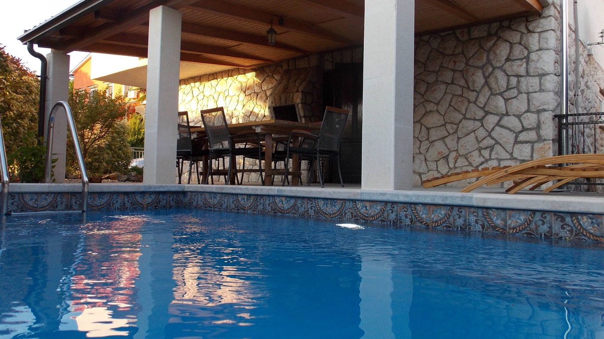 Njivice Apartment | Ground floor apartment - Njivice center, terrace, pool, air conditioning, satellite TV, WiFi