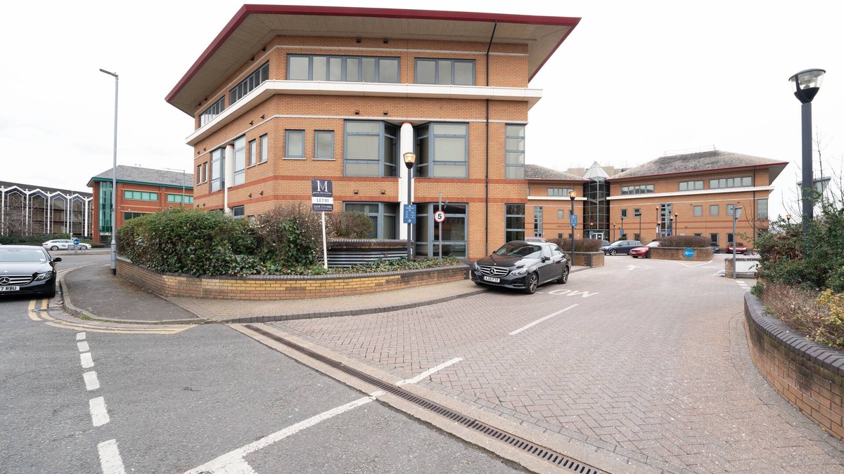 Harlington House | Ground Floor flat - with TV ,very close transport links to Heathrow airport