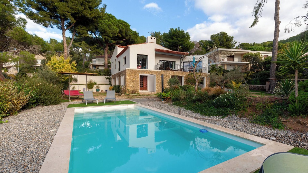 La Madrague Villa | Ground floor villa with swimming pool 150 m from the sea – Sea view, Wi-Fi and air conditioning