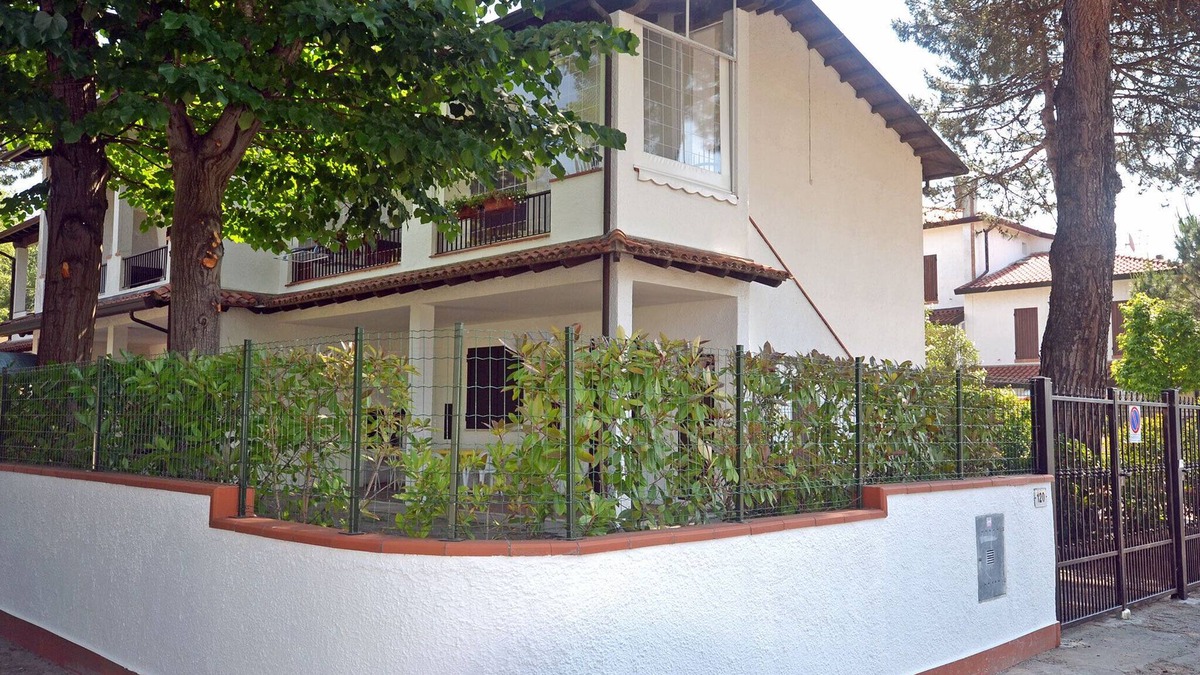 Lido delle Nazioni House | Ground floor villa with garden and comfortable patio by the sea