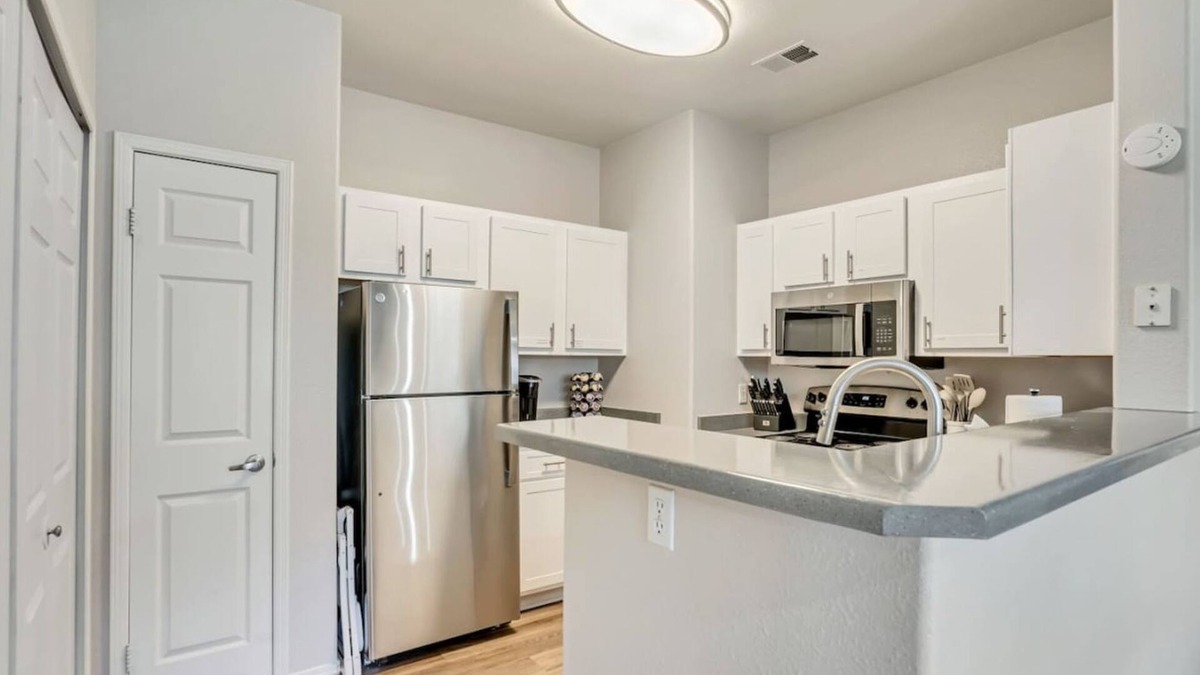 Clearfield Apartment | Ground Floor King Beds Pool Gym - Near Hill AFB