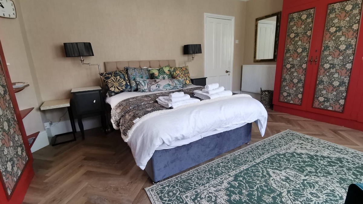Bexhill-on-Sea House | Ground floor Spacious double bed room, free parking close to seafront.