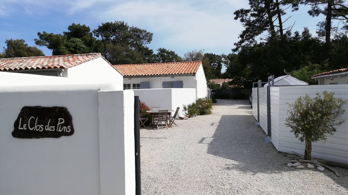 Rivedoux-Plage Cottage | Ground floor studio, calm of the pine forest, private patio, facing south, swimming pool