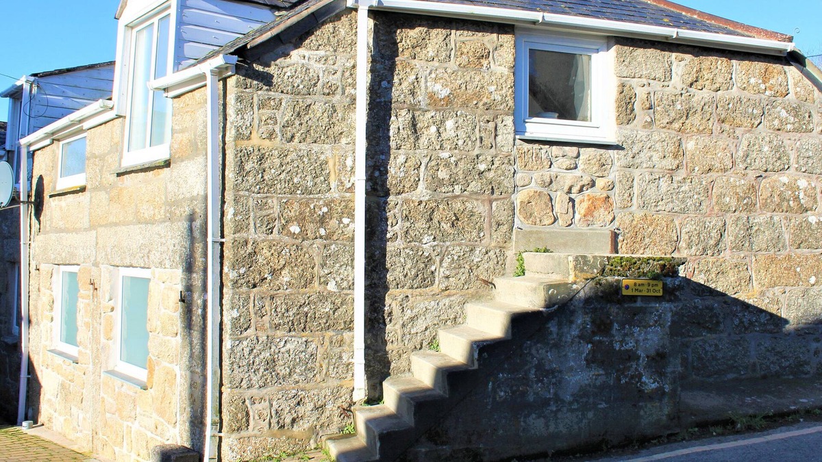 Porthcurno Apartment | GROUND FLOOR THE HAYLOFT, family friendly, with a garden in Sennen