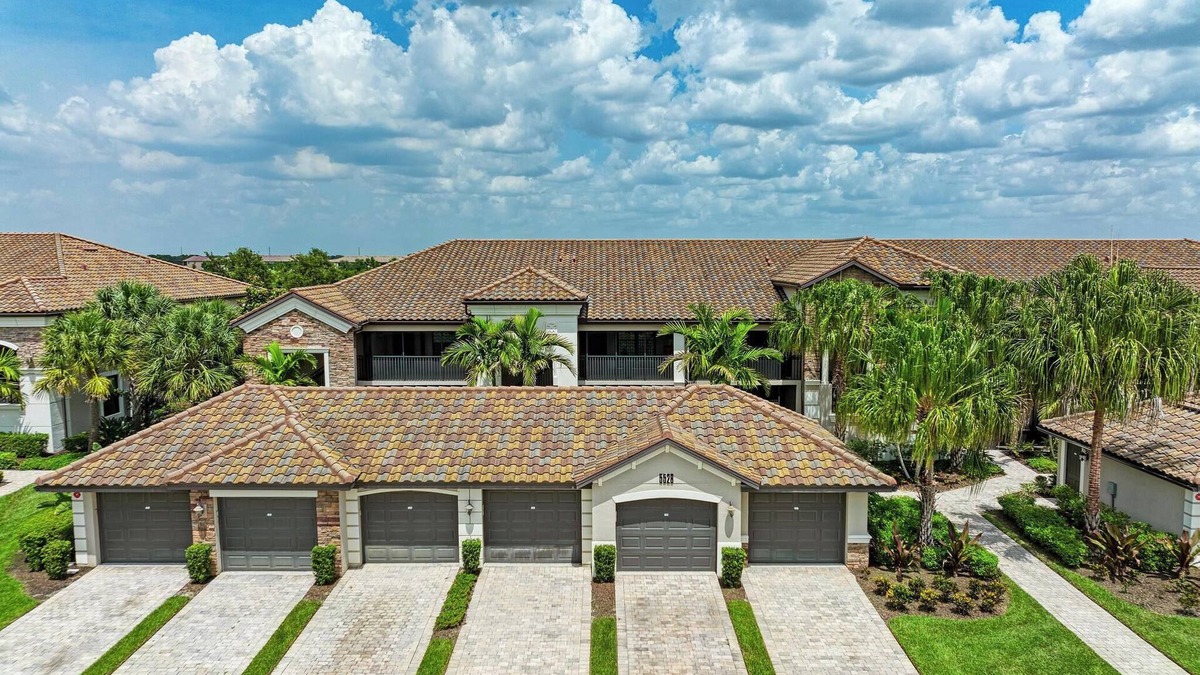 Lakewood Ranch House | Ground Floor Veranda - Lakewood National GC - 2BR + Den + Garage + Driveway