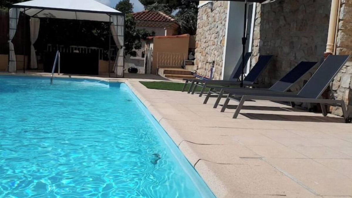 Toulon Villa | Ground floor villa sleeps 6 with swimming pool.