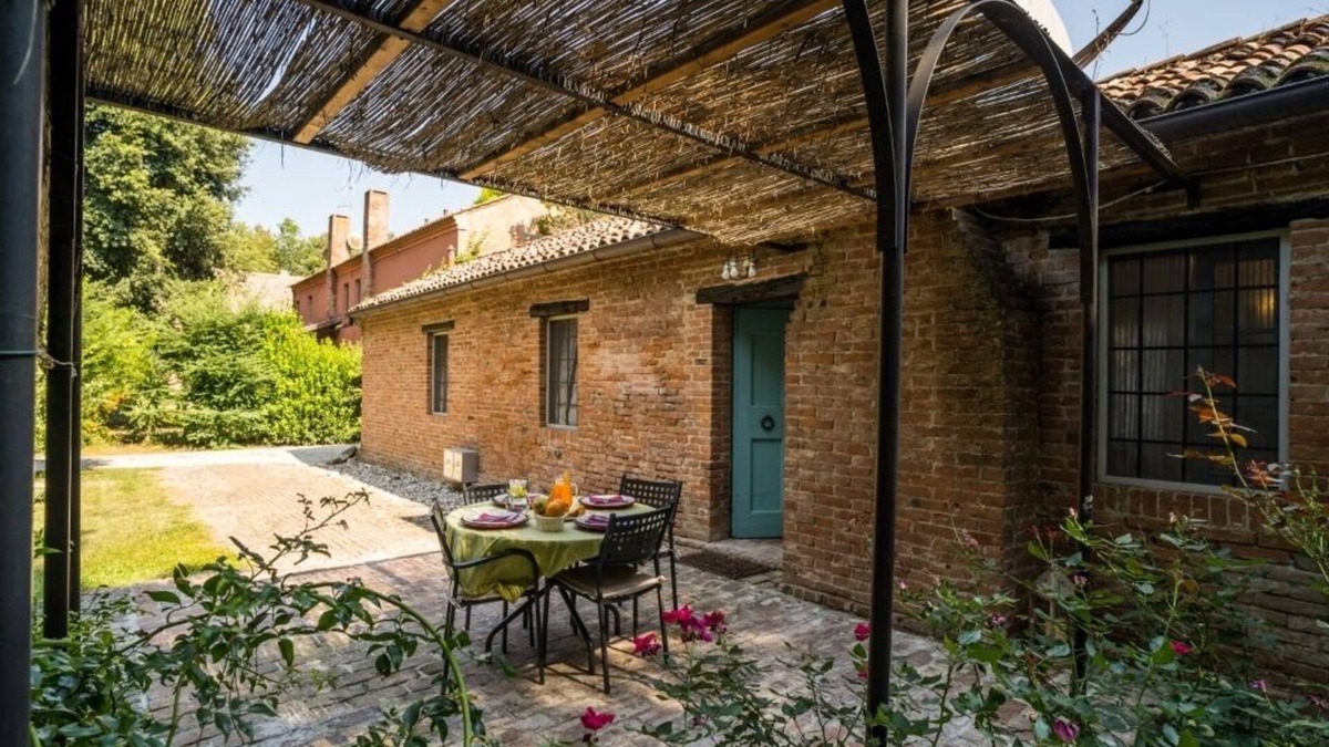 San Martino di Venezze Apartment | Ground floor cottage with garden and swimming pool