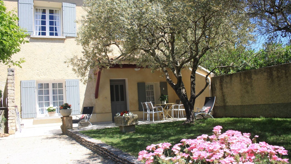 Saint-Pierre-de-Vassols Apartment | Ground level furnished apartment in beautiful bloomed and planted property