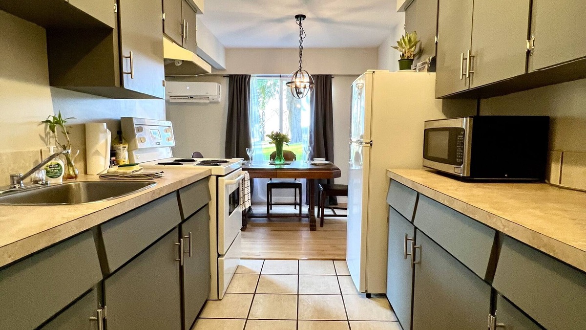 Port Alice Apartment | Ground Level 2 Bed 1 Bath Apartment with AC- Peak a boo Ocean views