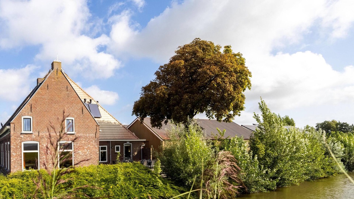 Sint Annaparochie House | Group accommodation in Friesland on Blikvaart