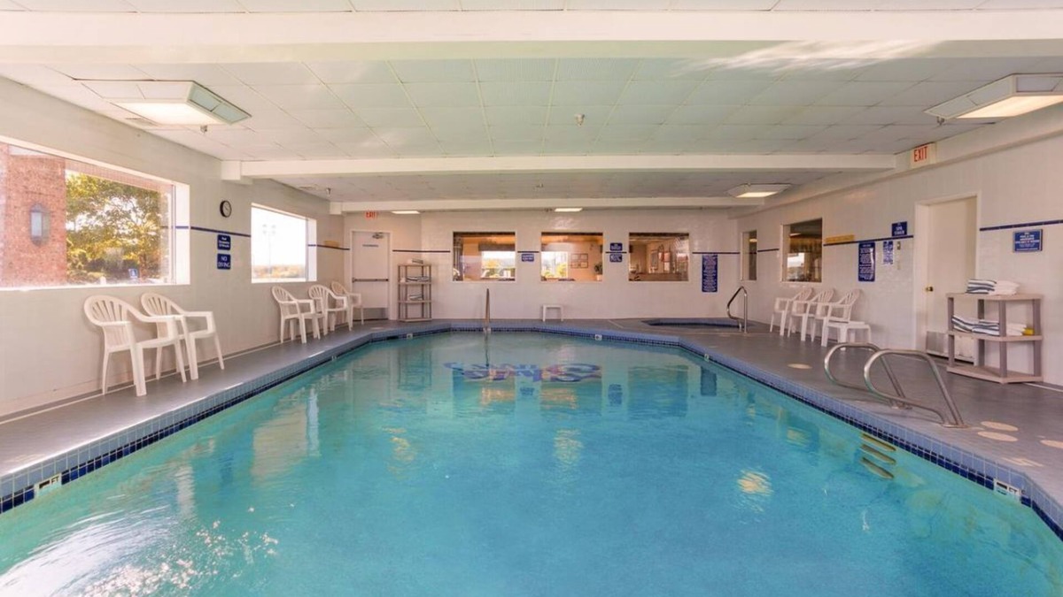 Warrenton Hotel | GROUP ESCAPE! TWO COMFY UNITS, POOL, SAUNA