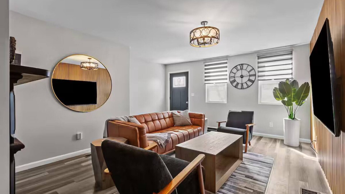 East Allegheny House | Group-Friendly 4 Bedroom/5 Bathroom Pets OK Close to Stadium 2 Car Pvt Parking
