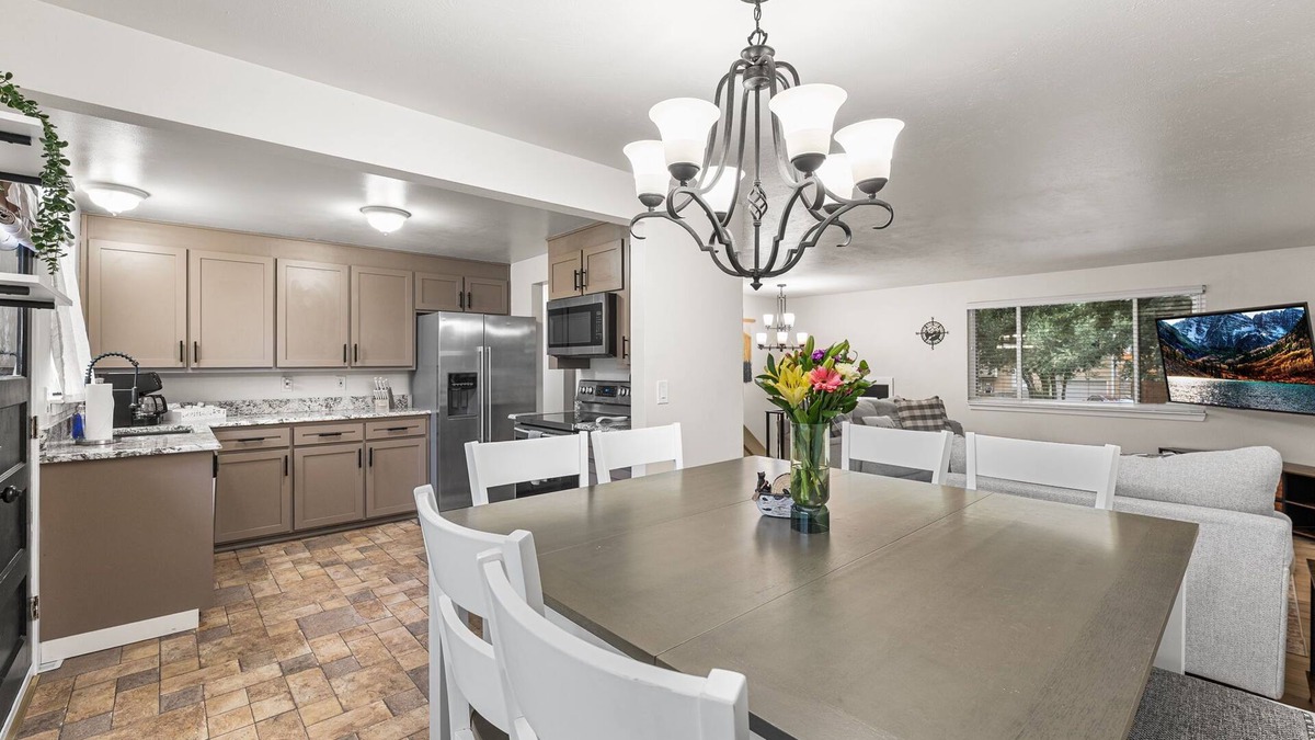 Castle Rock House | Group Friendly Castle Rock Retreat | Sleeps 12 | Games, BBQ & Patio