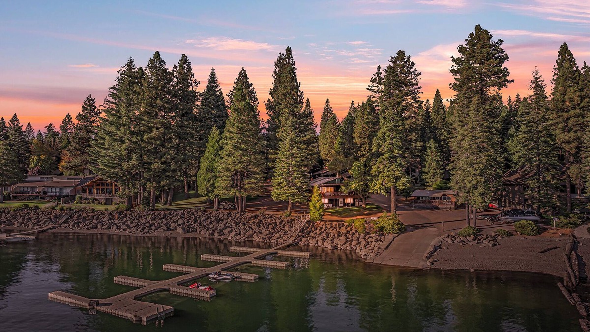 Peninsula Village Cabin | Group-Friendly Lake Almanor Combo: Sleeps 22