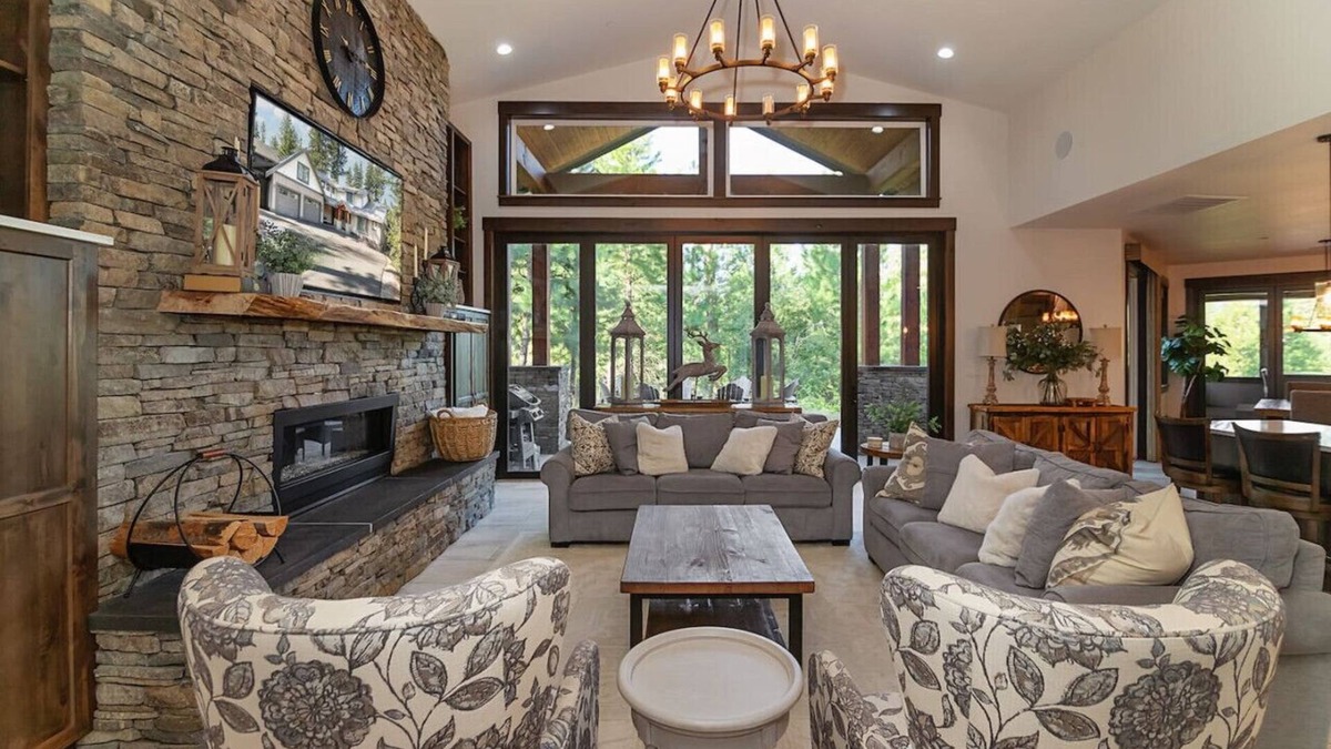 Cle Elum House | Group friendly, mt-view home with firepit, bunk house and screened-in dining