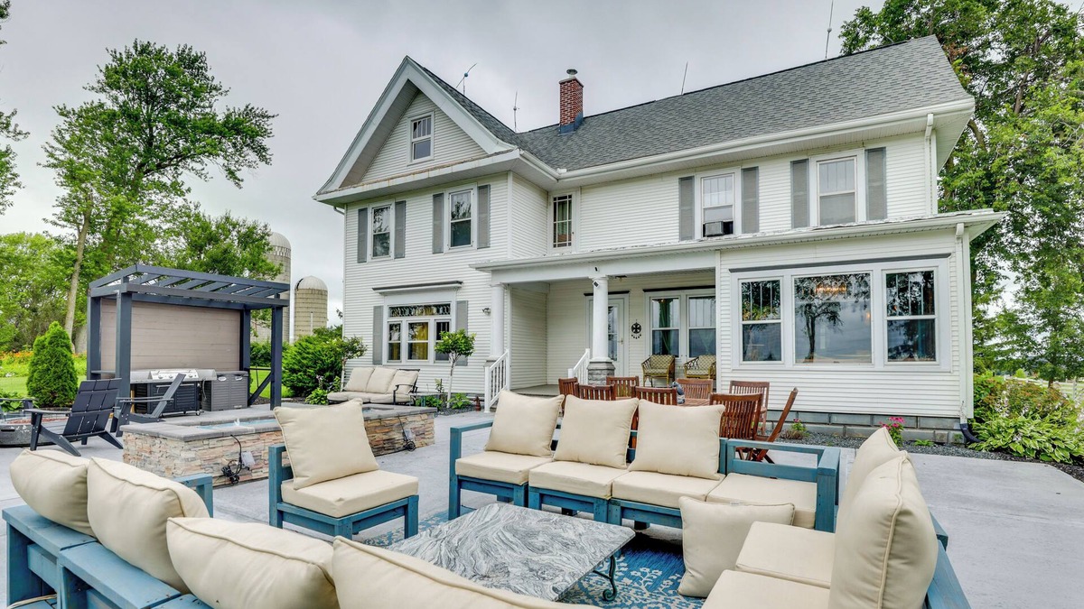 Mount Horeb House | Group Getaway: Luxe Farmhouse in Mt Horeb!