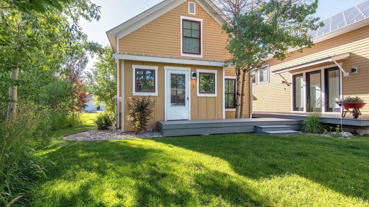Victor House | Group Getaway! Victor Charm 3 Units Sleeps 13
