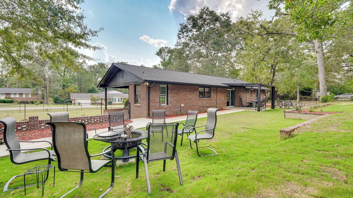 Wrens House | Group Getaway w/Fenced Yard & Pool Table in Wrens